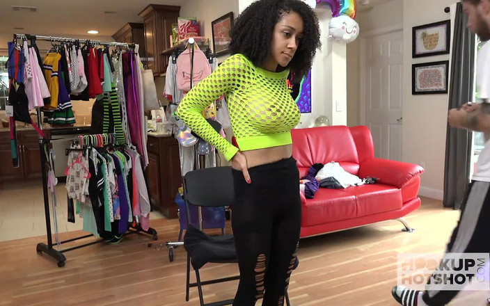 HookUp HotShot-BTS: Napalona Ariana Aimes chce więcej niechlujnego seksu Bryana Gozzlinga