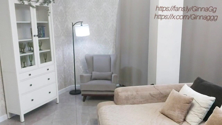 GinnaGg: कुर्सी पर बैठी महिला अपनी उंगलियों से खुद को संतुष्ट कर रही है