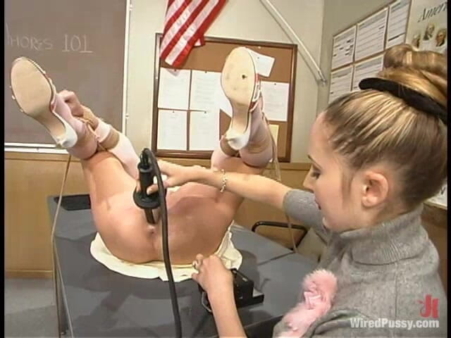 Wired Pussy by Kink: Bella Starr