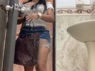 Sensesex 1989: Jupe courte dans des toilettes publiques (latina sexy)
