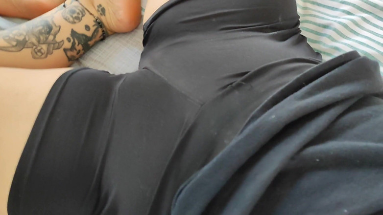 Porntner: Teen in leggings ci mostra il suo pacchetto