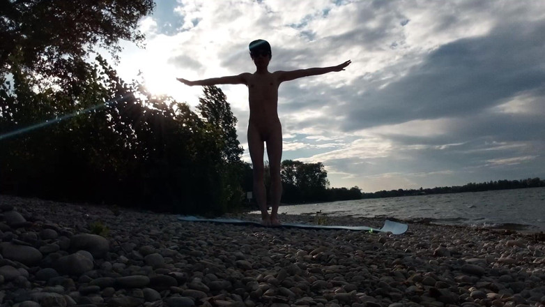 Jon Arteen: Štíhlý nudistický chlapec dělá jógu nahou na naturistické pláži. Nahé...