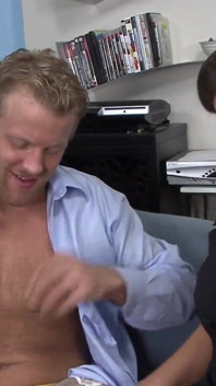 Une MILF sexy à gros cul se fait baiser et facialiser