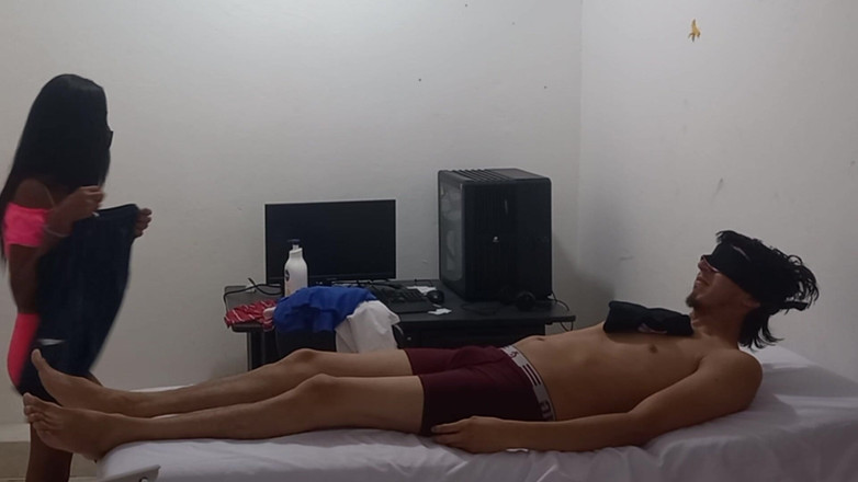 NEGRITA SEXY: Der Arzt gibt einem Patienten, der gerade vom Land angekommen...