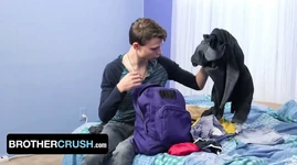 Brothercrush - कामुक मर्द अपने मासूम सौतेले भाई की गांड को जोरदार चोदता है देखने का बिंदु शैली
