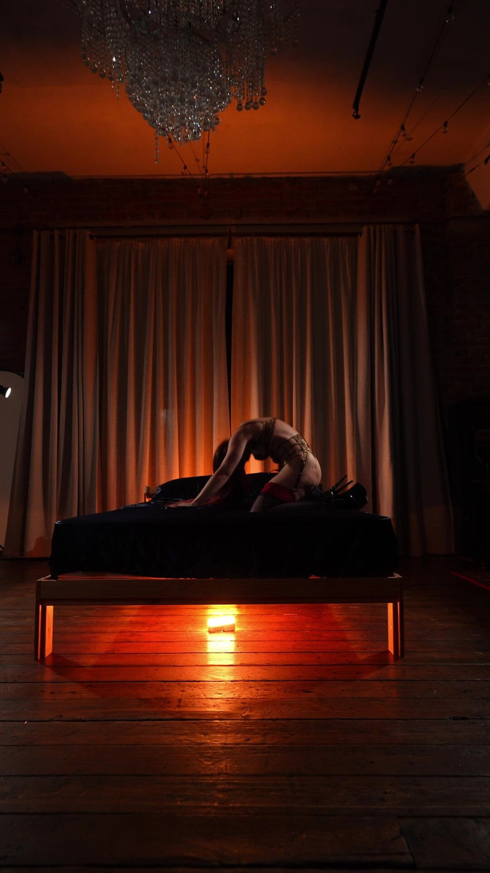 Renata Fox: La danza più sexy proprio sul letto