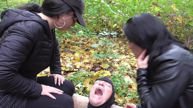 Femdom Austria: 숲에서 침 뱉기