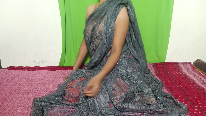 Hot_girl: Komal bhabhi appena sposata si spoglia di saree in bagno,...