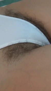 Latina milf wordt door stiefzoon bespioneerd op het strand en neemt haar op