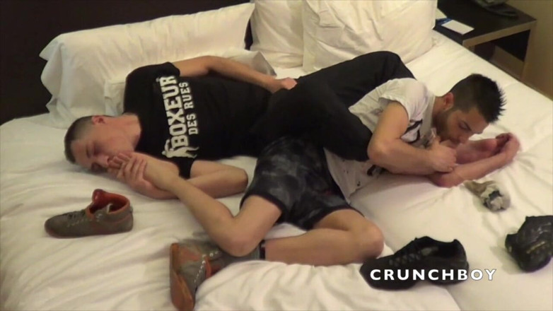 Sneaker gay: Foot and feet submission at the hotel in Berlin