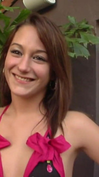 Brunette babe deepthroat enorme pik en slikt sperma buitenshuis