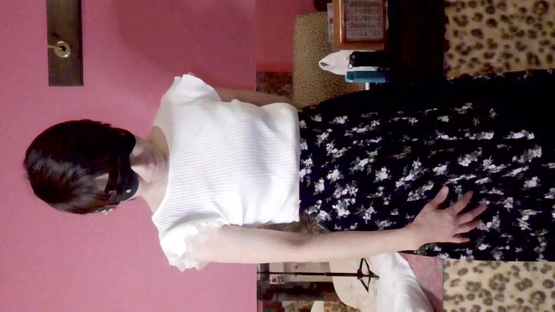 hiro_mayu_couple_jp: Mayu No69 受虐，戴着全头面罩、项圈和链条，与她美丽的外貌形成鲜明对比，接受过性爱训练