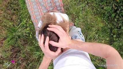 Alisa Lovely: Mladá holka šuká na poli venku POV