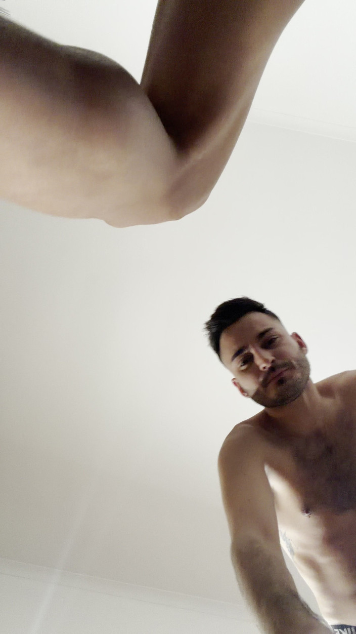 Brett Tyler trans and gender fluid studio: Dikongkek oleh Brazilian Trans