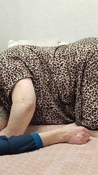 La mia ragazza ha interrotto la mia sega, mi ha fatto un pompino profondo e ingoiato lo sperma