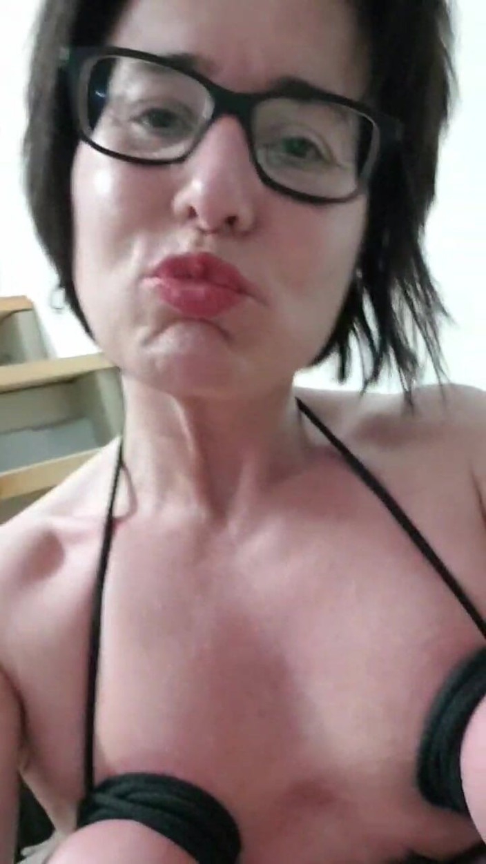 JulieEroticDress: Julie tryska z bólem i klapsami