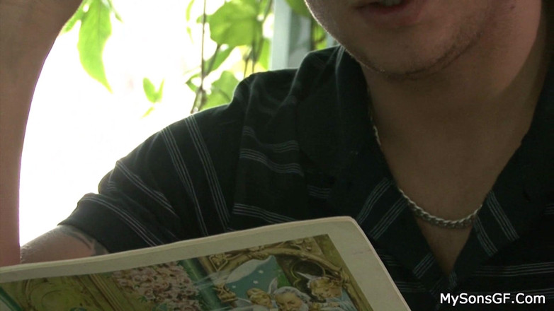 My Sons GF: Ojczym faceta udaje, że wychodzi i ukrywa się w łazience