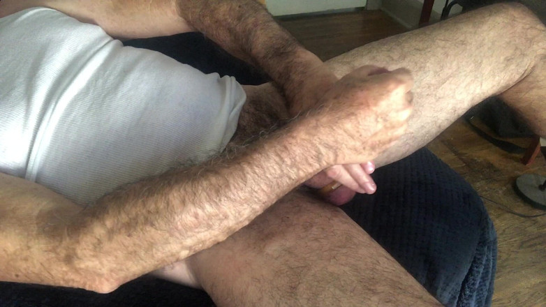 OhTrevor: लम्बे लंड वाले डैडी ओह्रेवर ने पूरे दिन अपने लंड पर ट्रिपिंग का दिन बिताने के बाद आखिरकार वीर्य निकाला