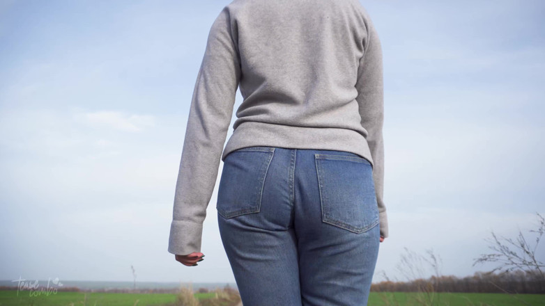 Teasecombo 4K: Milf con culo fantástico caminando al aire libre en jeans...
