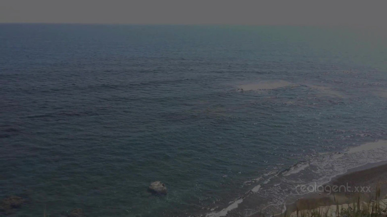 Real Agent: Daniella Margot는 바다의 전망을 감상할 수 있는 찐 오르가즘을 가지고 있습니다.