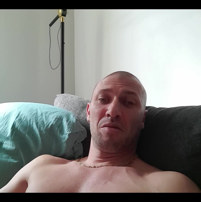 Boy jerking off: Chiacchiere porche