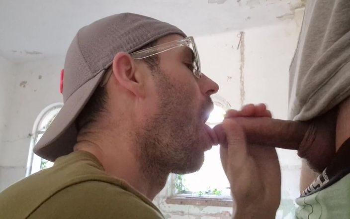 Justin hoodwar: Un pequeño maricón ofrece a un turista para chuparlo, y él...