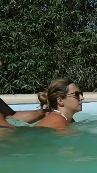 Sex frumos pe piscină
