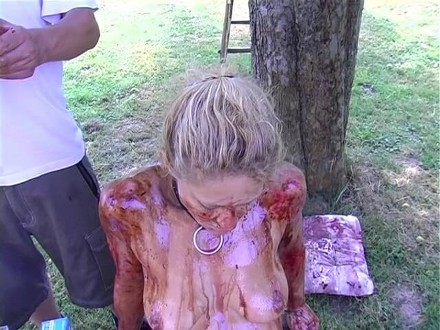 Horny Two really wet MILFs: Blond slampa blir täckt med mat utomhus