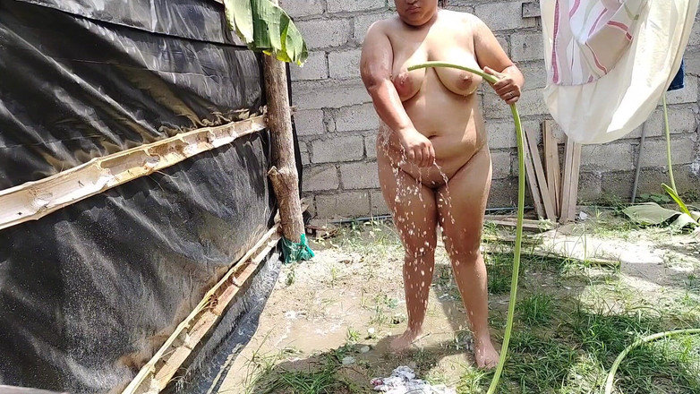 Stepmom_with_big_tits: Sexy ragazza colombiana si fa il bagno in un luogo...