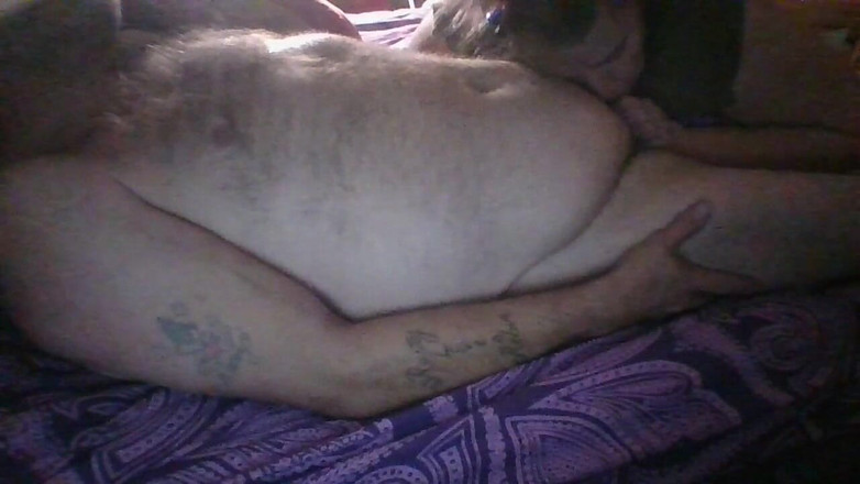 BI_BHC_COUPLE: Une femme gourmande avale chaque goutte