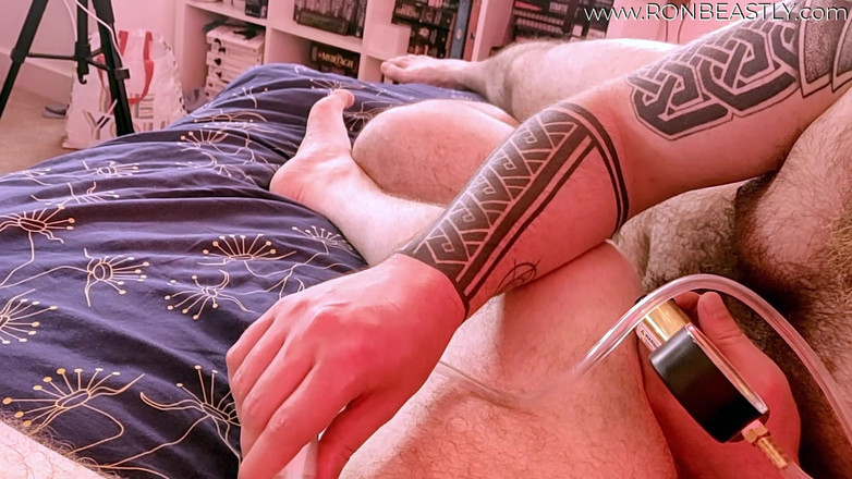 RonBeastlyFTM: 变性熊的阴蒂被一个性感的幼崽抽插