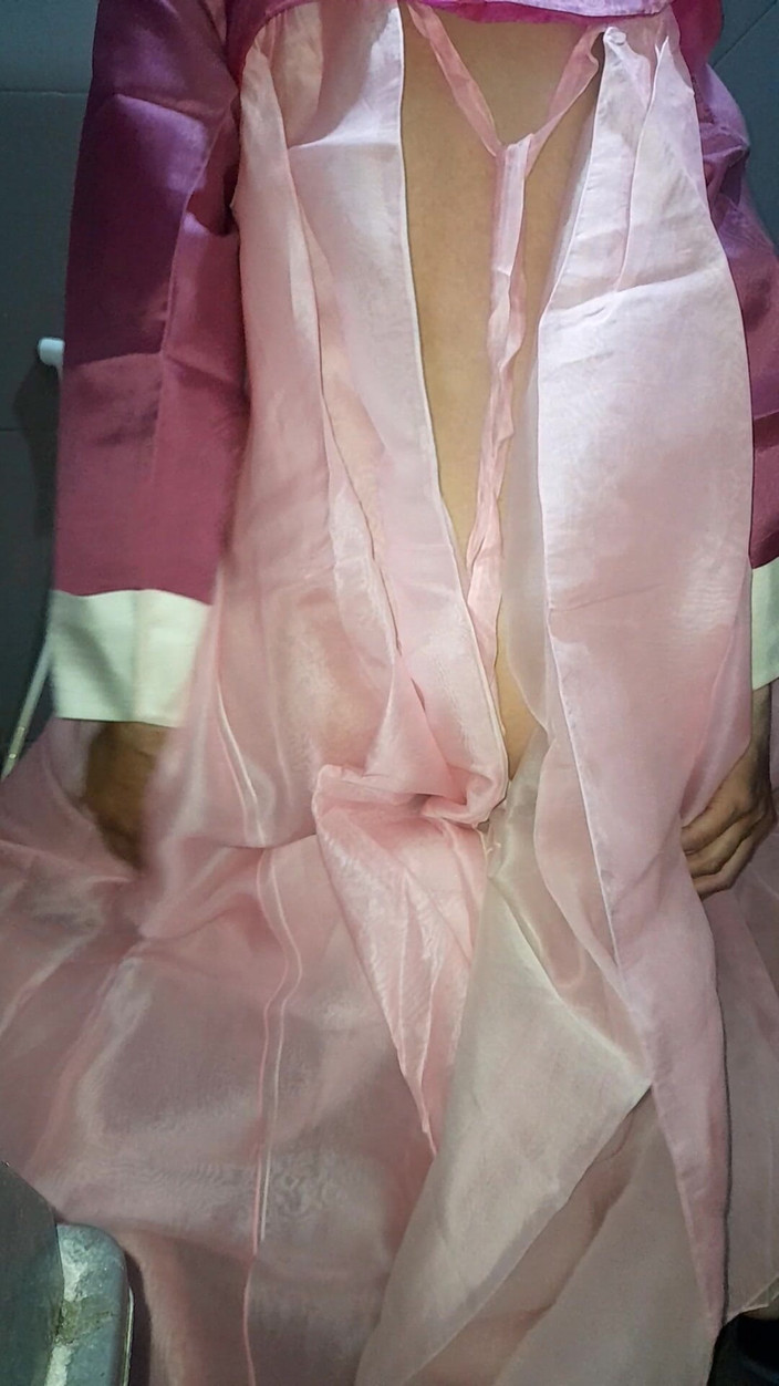 Naomisinka: Crossdresser memakai pakaian tradisional Korea Hanbok