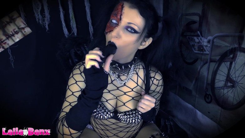 Laila Banx: Zombiul pervers are nevoie de stâlpul tău! Halloween fericit