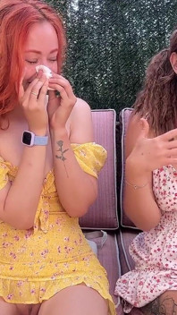 Espirrando e soprando nariz no jardim com Emma