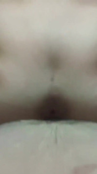 Bruneta sexy este futută adânc și geme prea tare
