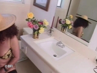 Mature Babes: La gilf con le calze si strofina la figa pelosa