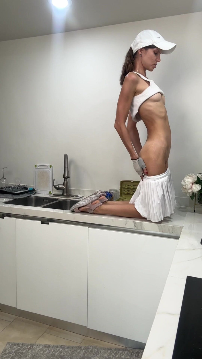 Gina Gerson: Seni bugil sambil bugil di dapur