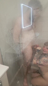 Sex la duș împotriva panoului mare de sticlă steamy