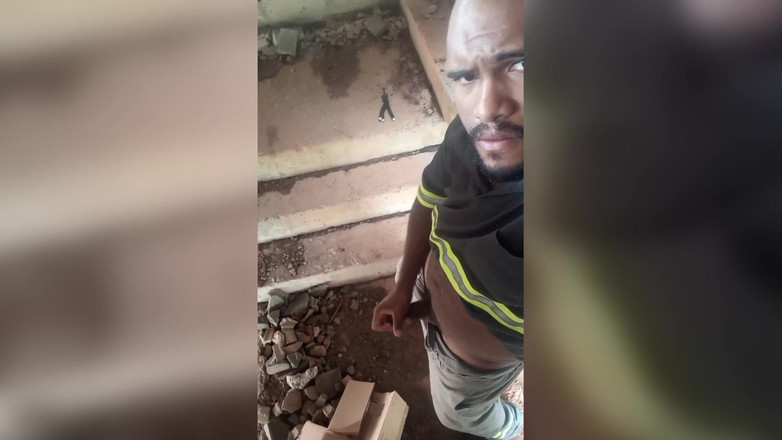 TheBlacKHunterr: 在楼梯上撞到一个