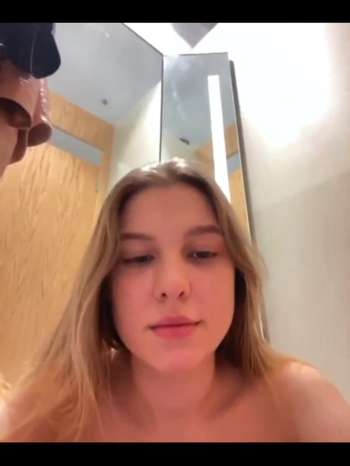 JuiceLussie: Première masturbation en public, gros plan