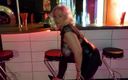 PureVicky66: Бабушка показывает свой сексуальный наряд в баре