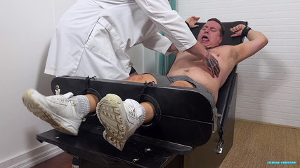 Ticklish Chubs: クレイズドサイエンティスト、スリックリック!