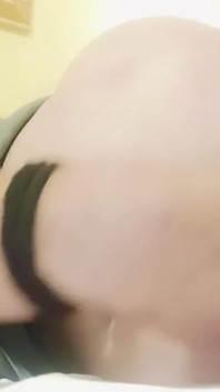 Sexy jongen in een hotel