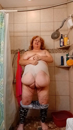 BBW nurse Vicki adventures with friends: Kahretsin pantolonumu işedim, gördün mü?