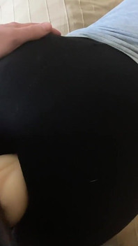 Mi scopo un giocattolo e sborro sui leggins