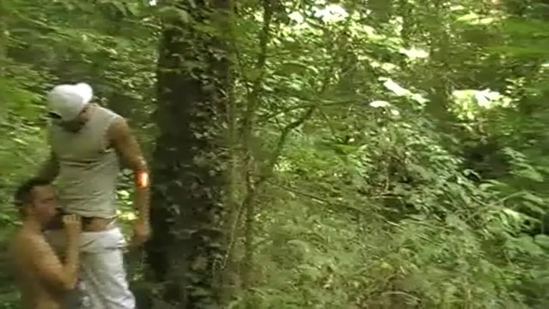 Gaybareback: Supusă ratată de arăboaică în pădurea de croazieră