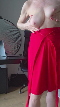 Tante sange lagi asik ngentot di internet