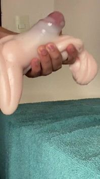 La dimensione di questo cazzo è incredibile e questa bellissima bambola del sesso tiene bene