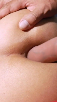 Zbliżenie anal słodkiej dupy przebite przez Ogromny dildo