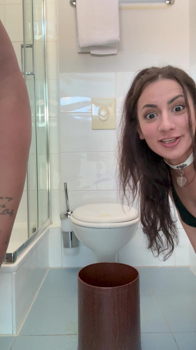 Twogirlonechallenge, Bucket Piss! (Yellow Juice)